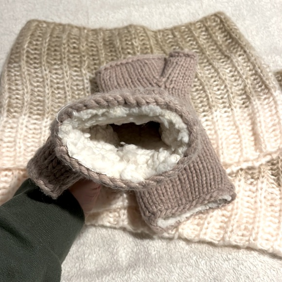 Fur lined fingerless mittens - Picture 3 of 3